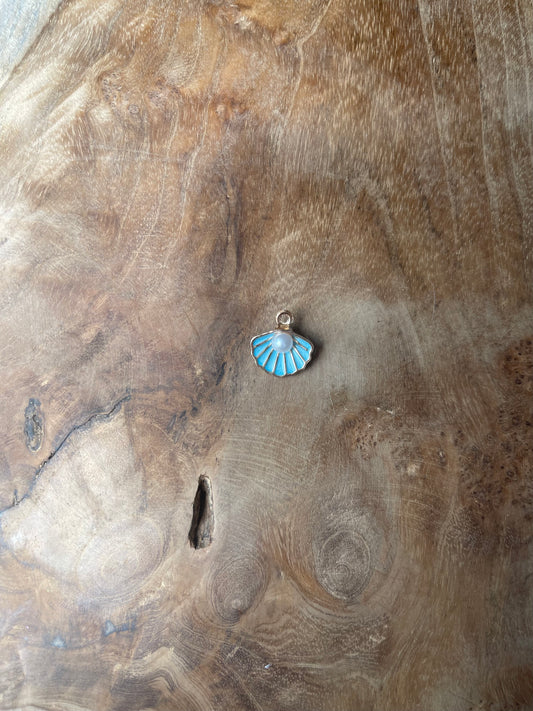 Coquillage bleu avec perle