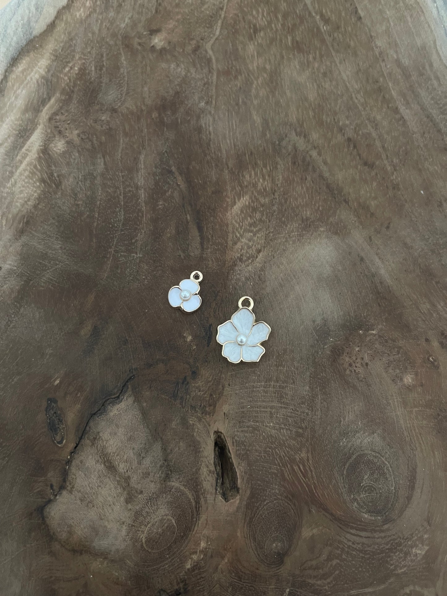 Fleur blanche avec perle