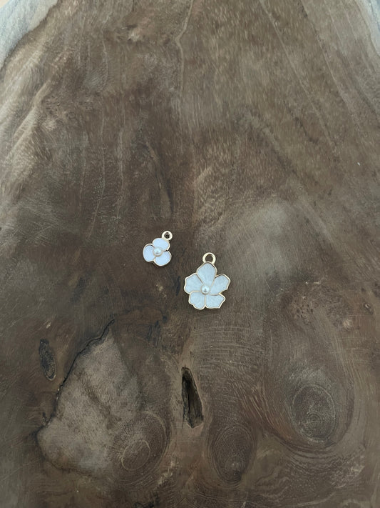 Fleur blanche avec perle