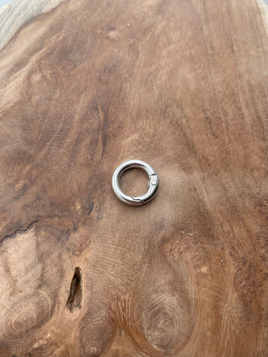 Petit anneau mousqueton rond argent