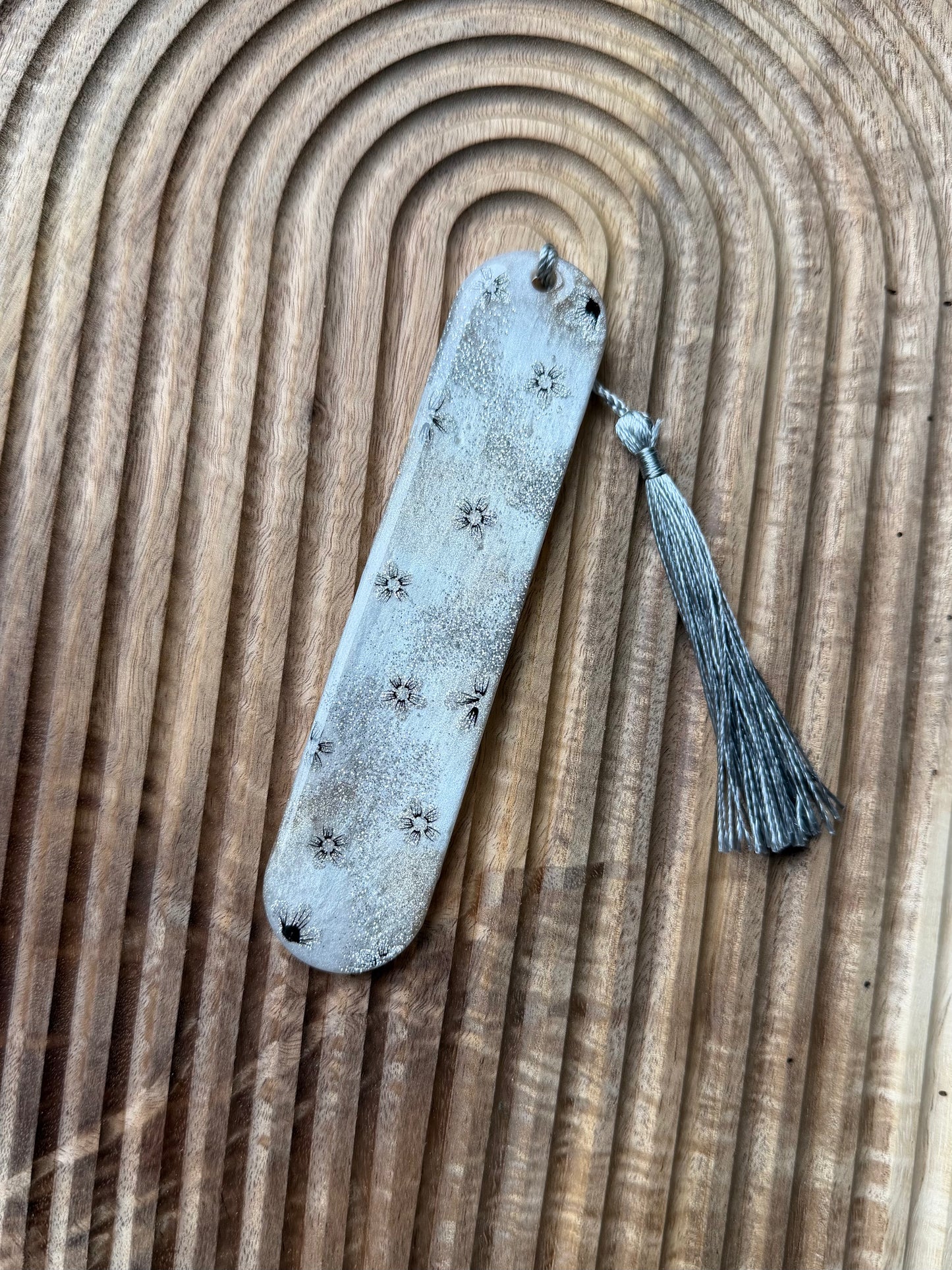 Marque page à fleurs argenté - disponible immédiatement