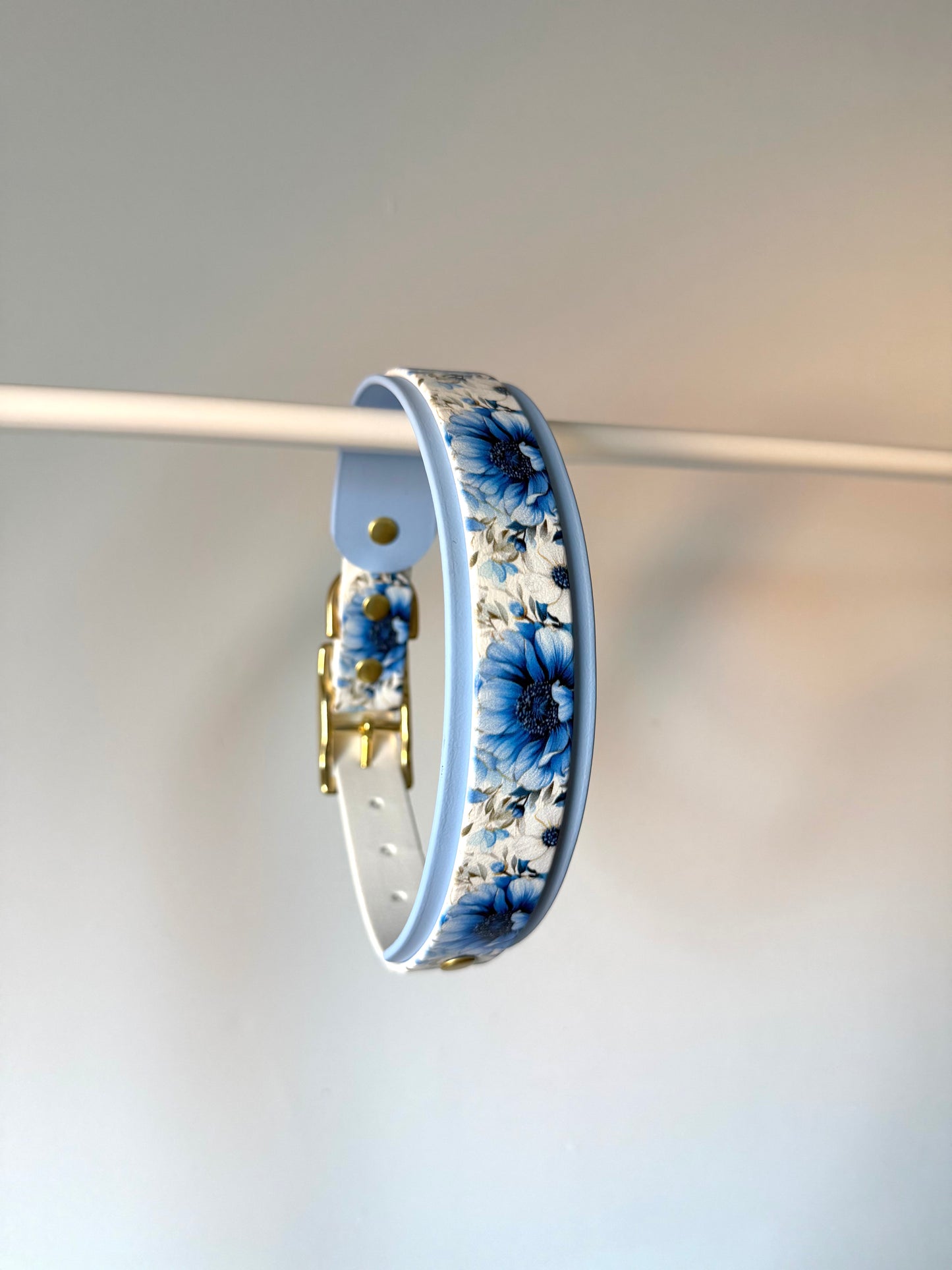 Collier fleurs bleues 25/38mm
