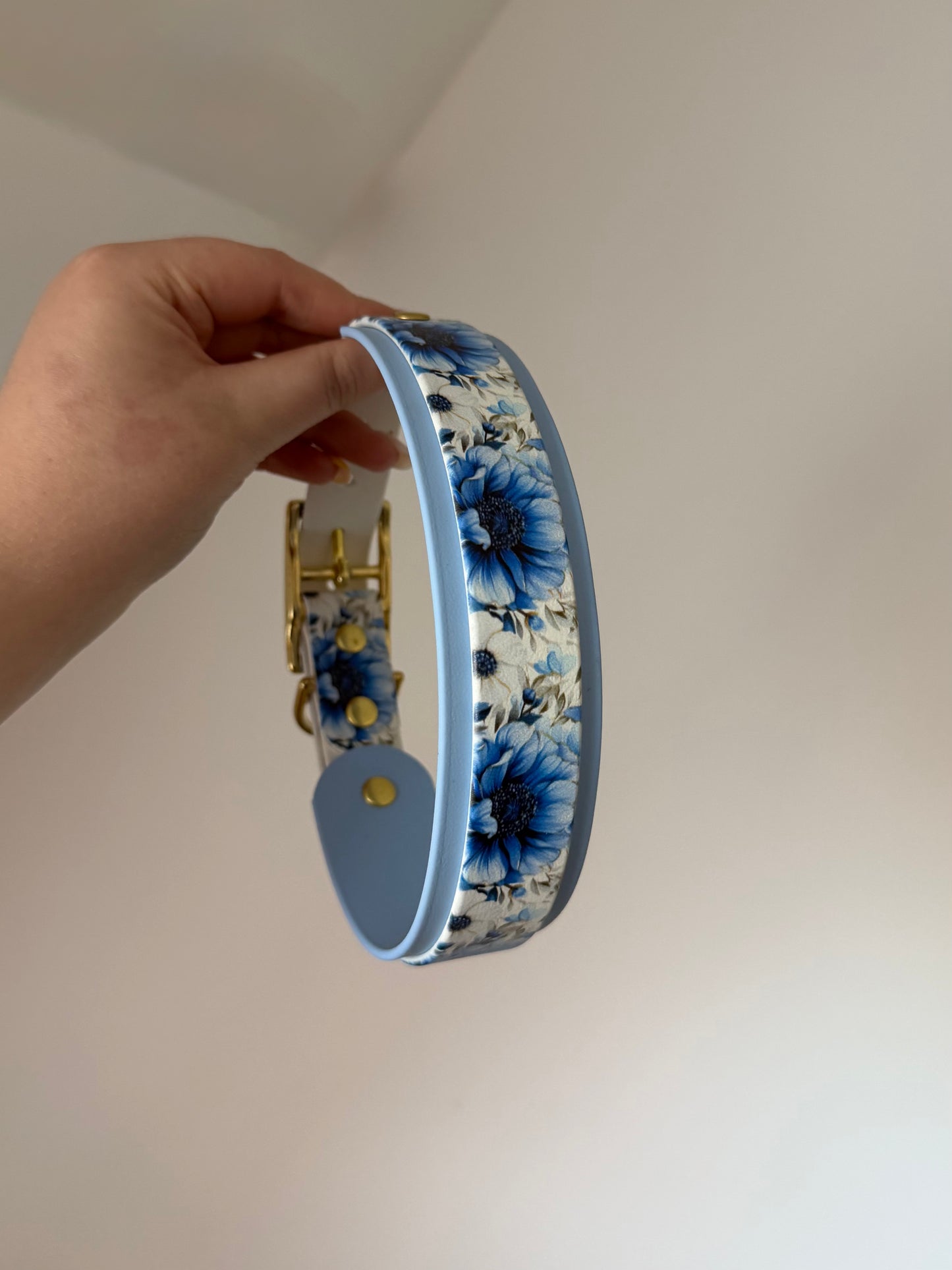 Collier fleurs bleues 37 à 45cm